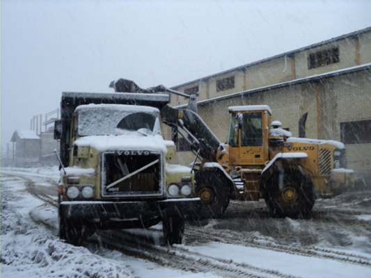 شهرداري لاهيجان كار برف روبي معابر شهر را آغاز كرد